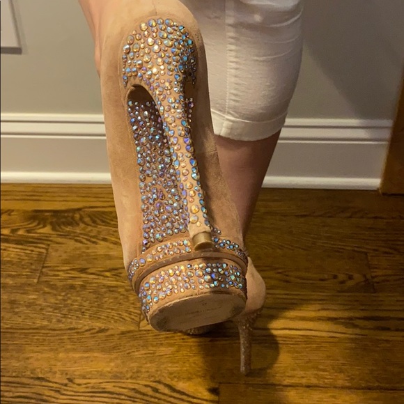 B BY BRIAN ATWOOD CRYSTAL COVERED PLAYFORM PUMP